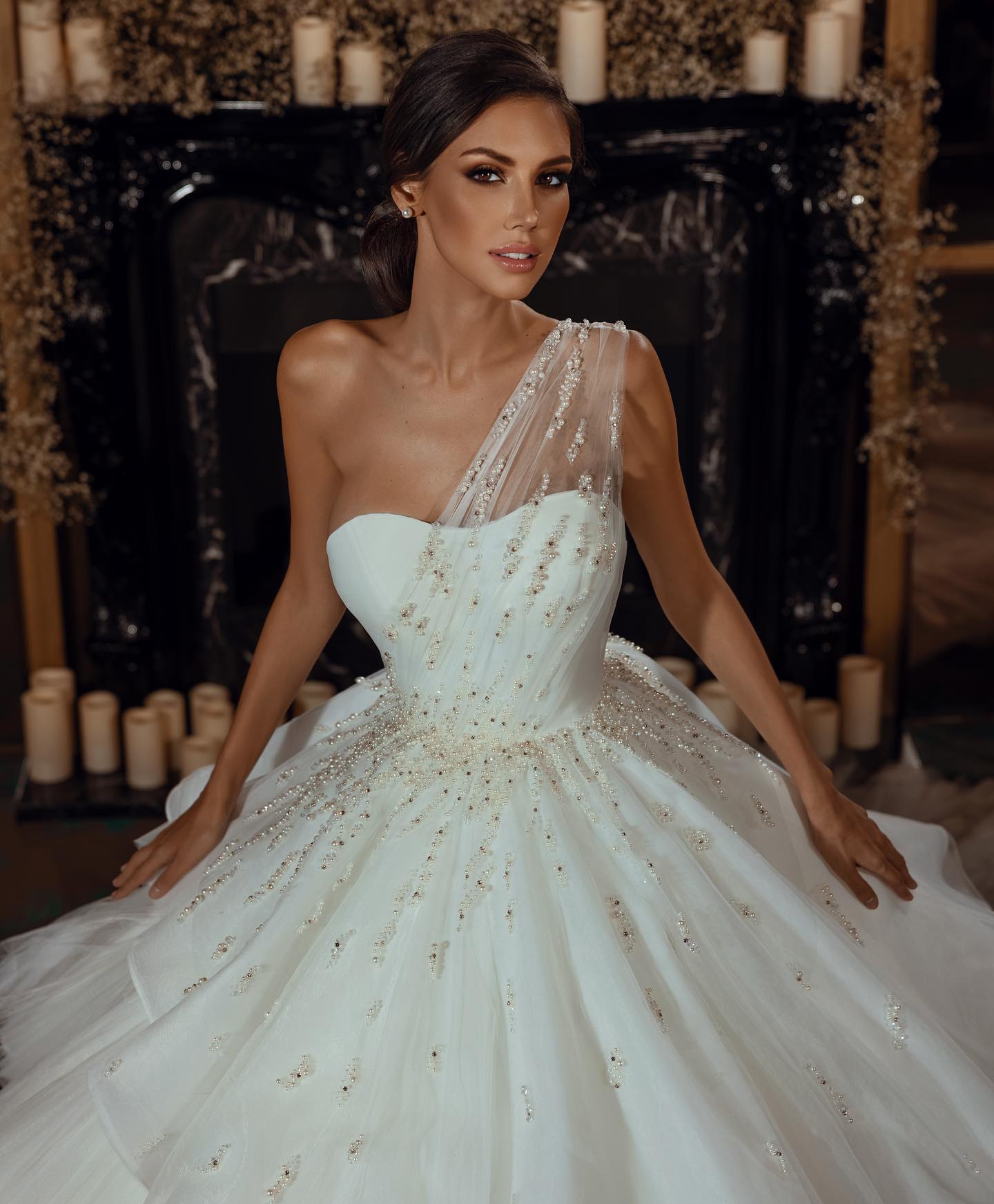 Gorgeous Ball Gown Wedding Dresses One Shoulder Neckline Beaded Bridal Gowns Tiered Sweep Train Tulle Vestido De Novia