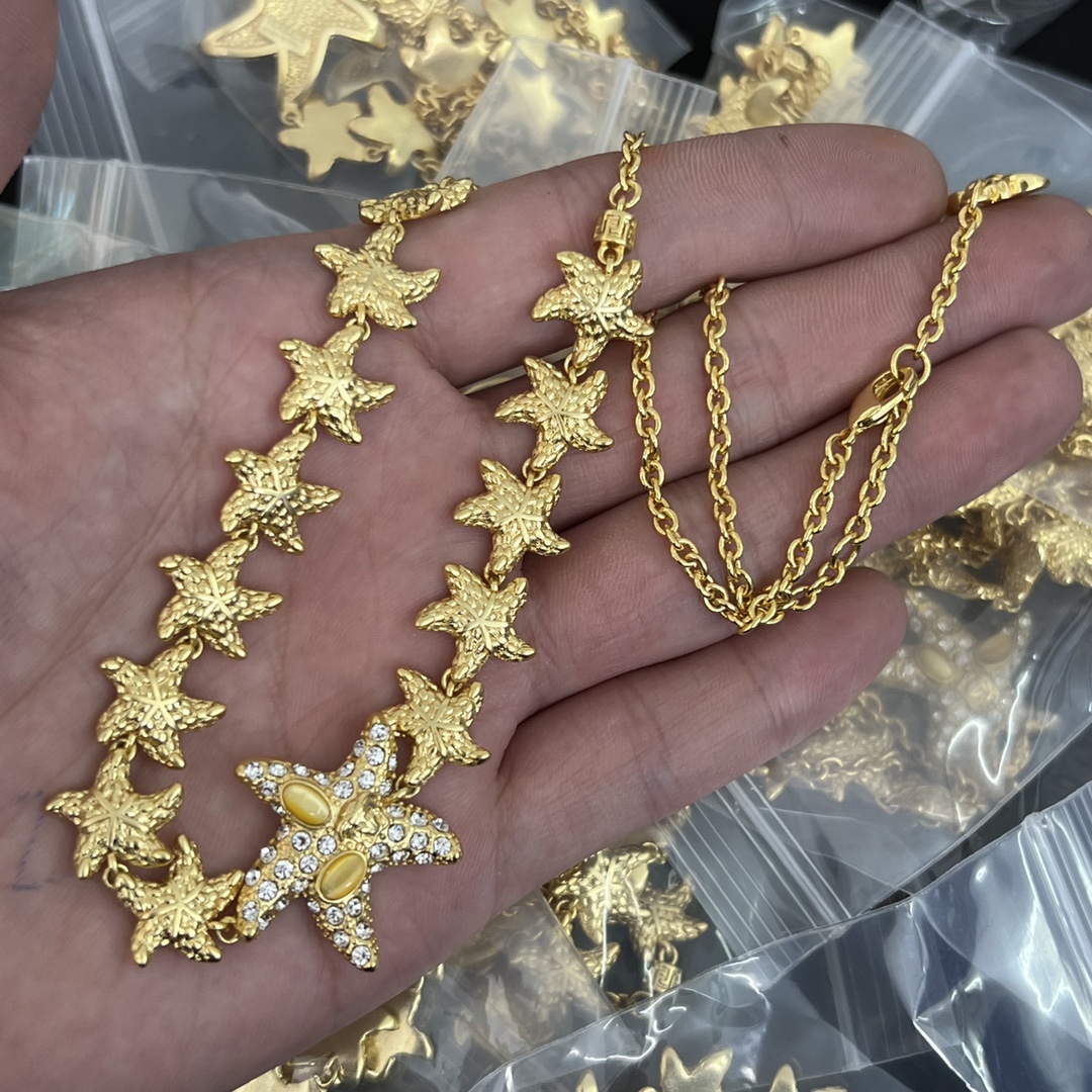 Fashion new designed Pendant hollow out Greca starfishes women's chain necklace Banshee Medusa head portrait 18K gold plated ladies necklaces D Jewelry V312
Fashion new designed Pendant hollow out Greca starfishes women's chain necklace Banshee Medusa head portrait 18K gold plated ladies necklaces D Jewelry V312