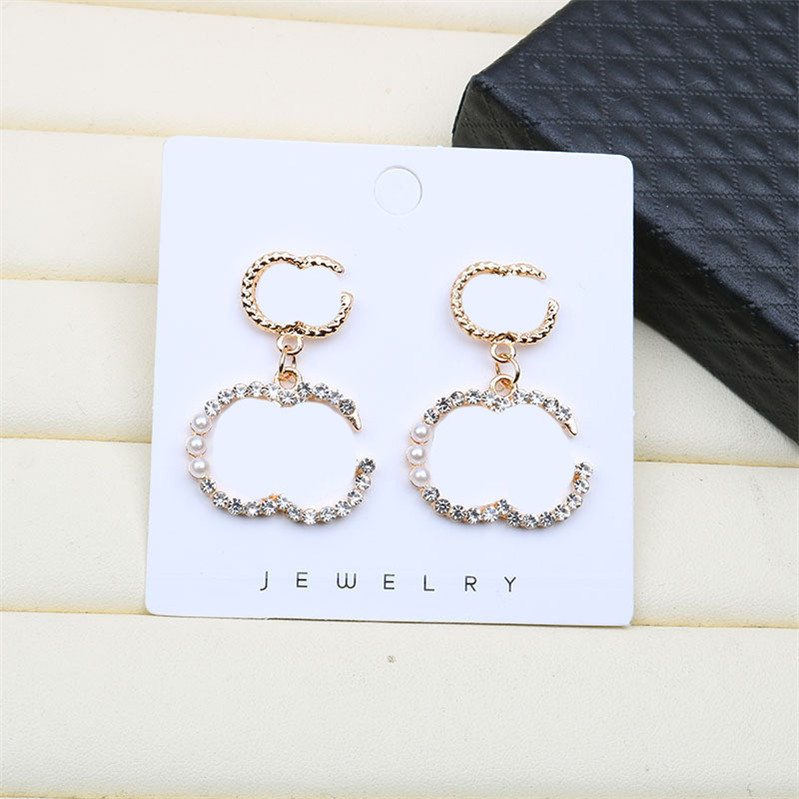 Pearl Letter Pendant Earrings Double Letter Designer Charm Studs Women Personalized Diamond Eardrops Wholesale
Pearl Letter Pendant Earrings Double Letter Designer Charm Studs Women Personalized Diamond Eardrops Wholesale