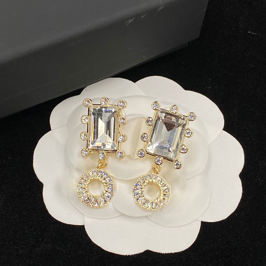 Elegant Earings Designer Classic Earring Temperament Fashion Women's Eardrop 3 Styles Option High Quality
Elegant Earings Designer Classic Earring Temperament Fashion Women's Eardrop 3 Styles Option High Quality