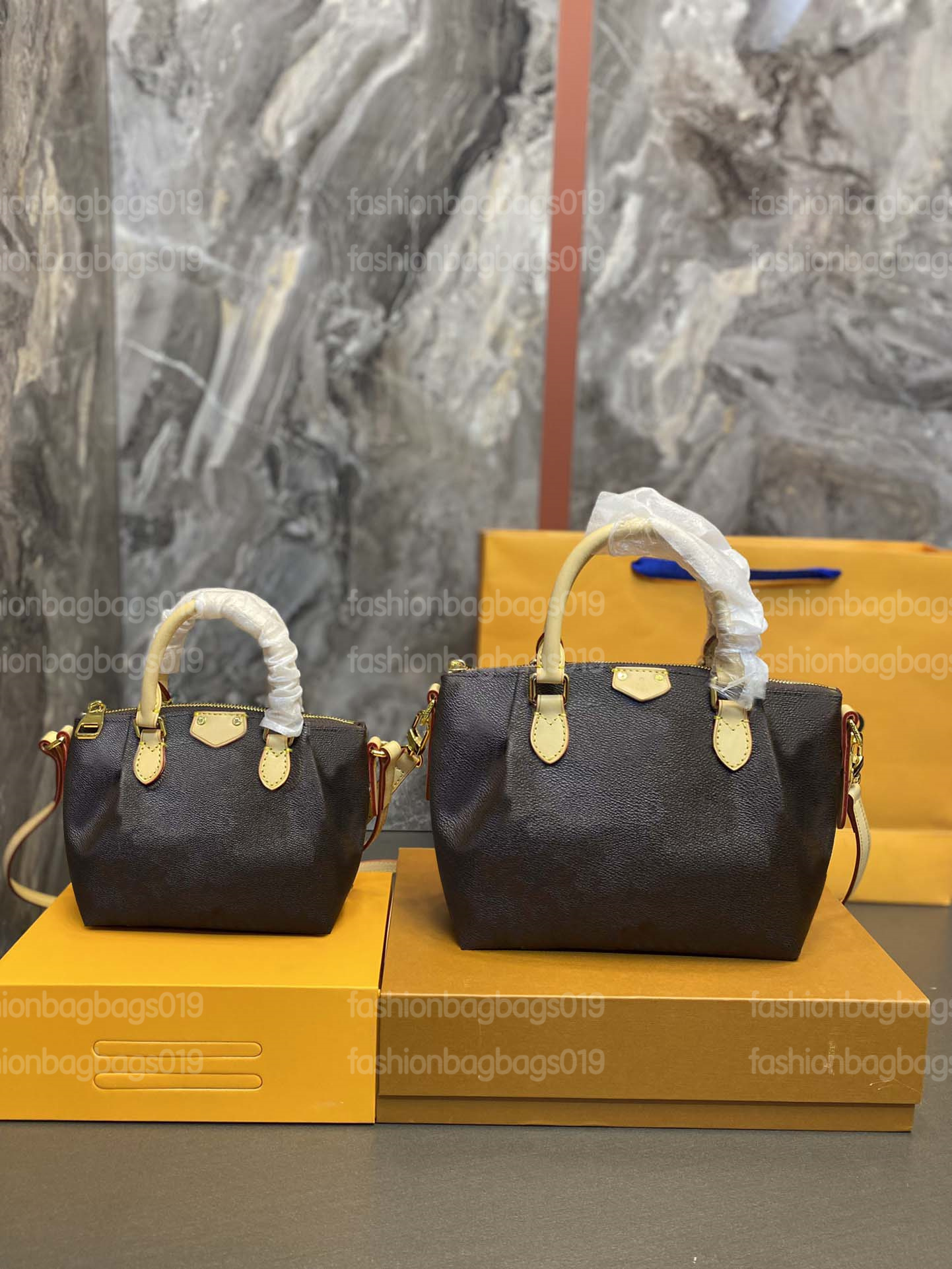 RIVOLI PM MM Handle Bag Draped Effect Monograms Canvas Luxurys Ladys Fashion Shoulder Bag with VVN Leather Strap Padlock M44543
RIVOLI PM MM Handle Bag Draped Effect Monograms Canvas Luxurys Ladys Fashion Shoulder Bag with VVN Leather Strap Padlock M44543