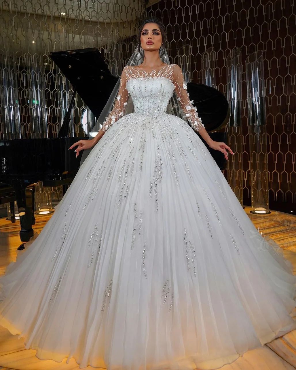 Princess Ball Gown Wedding Dresses Bridal Gowns Bateau Neck Lace Long Sleeve Appliqued Sequins Floor Length Train Plus Size Robe De Mariee Custom Made