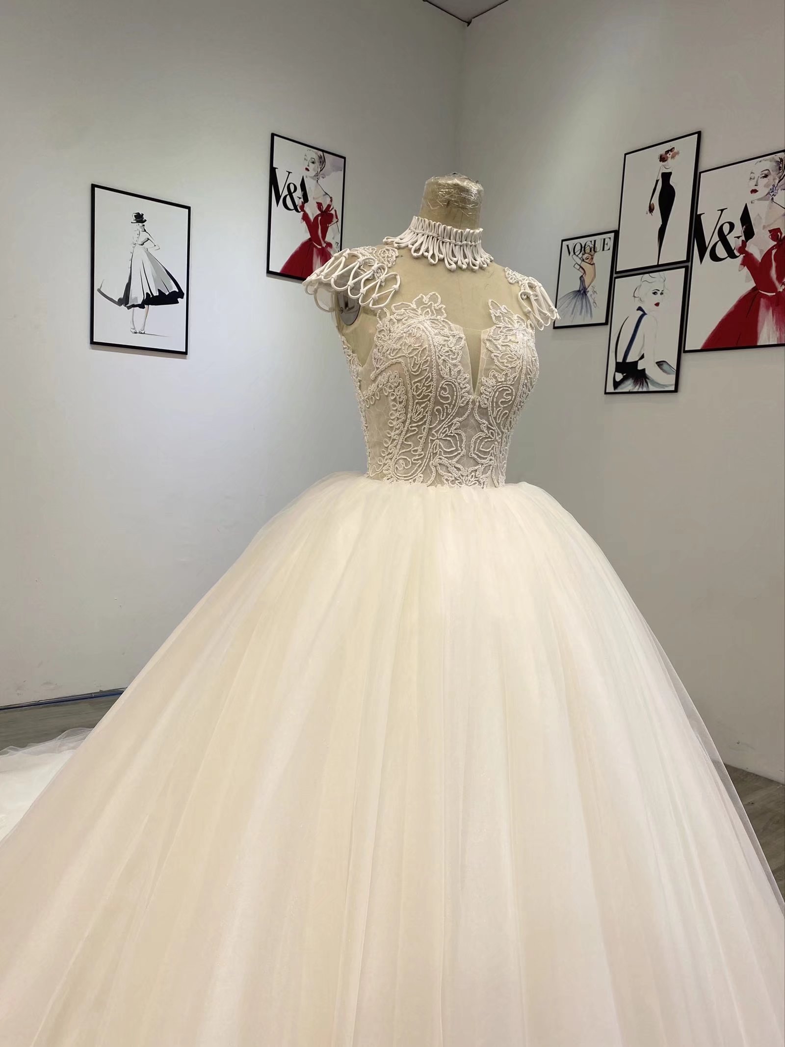 Princess Ball Gown Wedding Dresses Bridal Gowns V Neck Strapless Cap Sleeve Appliques Sequins Floor Length Train Lace Ruffles Plus Size Robe De Mariee