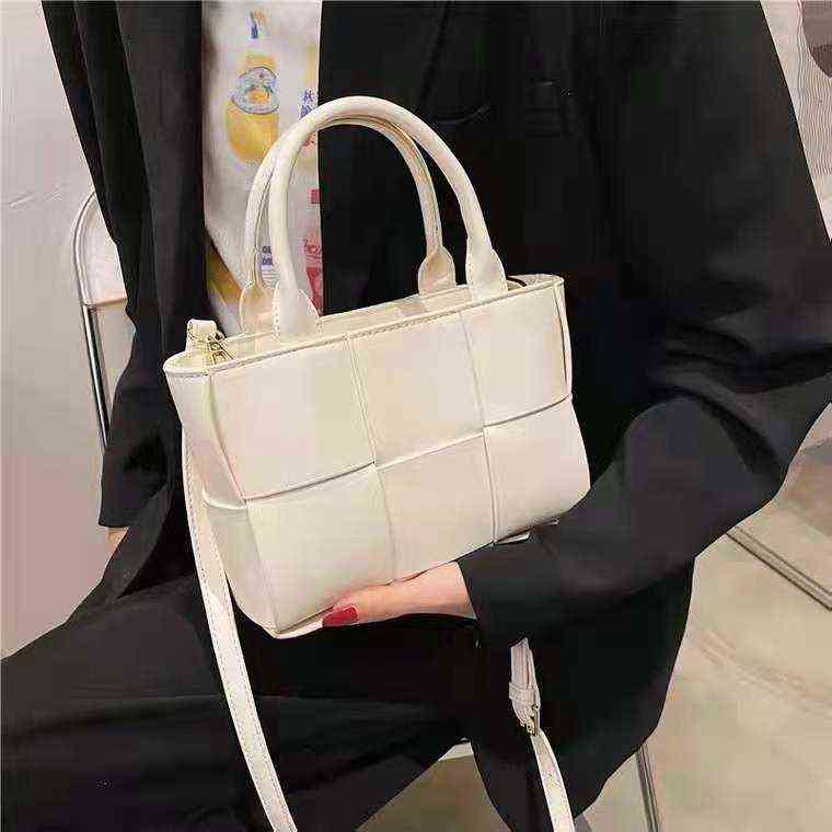 Bag Women Woven Vegetable Basket Single Shoulder Menger Fashion Foreign Style Handbag, White
Bag Women Woven Vegetable Basket Single Shoulder Menger Fashion Foreign Style Handbag, White