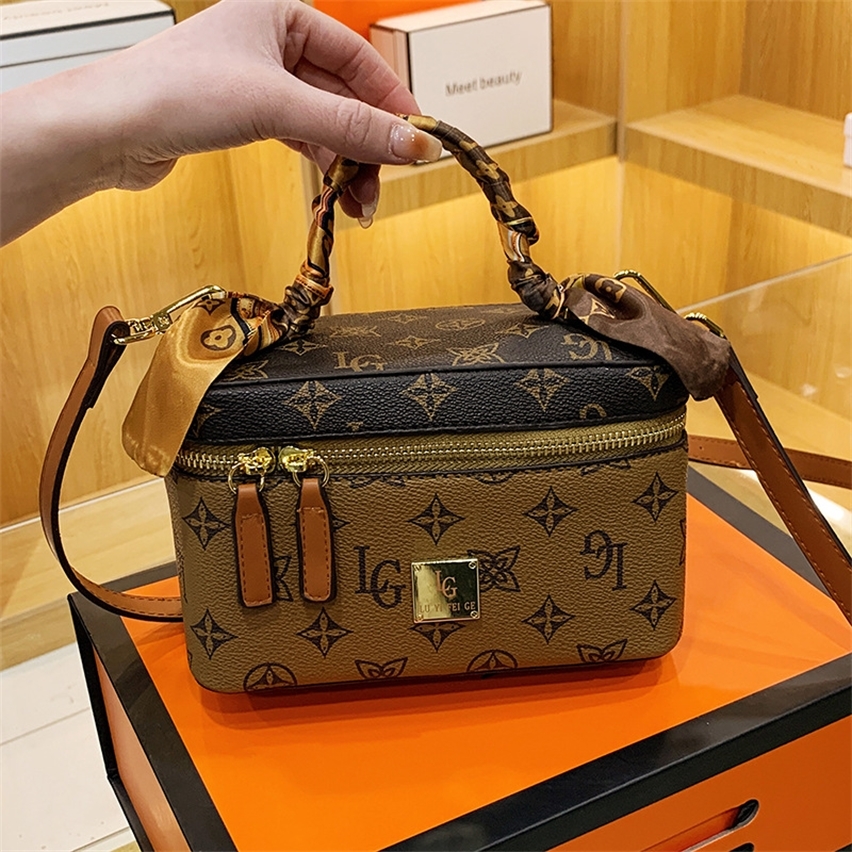 Purse Spring and summer bucket small bag female 2022 new makeup box minority design texture box versatile messenger, Sky blue
Purse Spring and summer bucket small bag female 2022 new makeup box minority design texture box versatile messenger, Sky blue