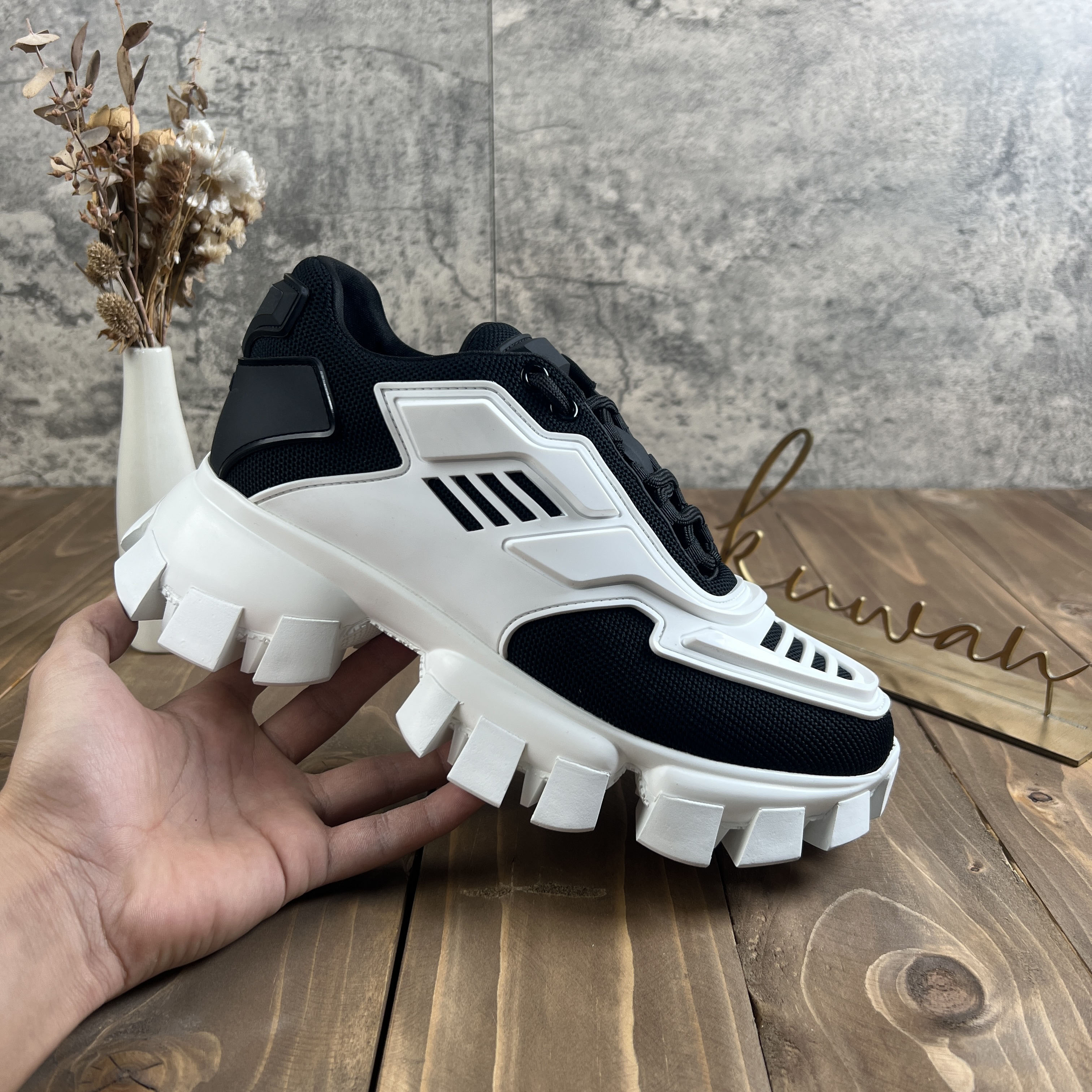 Cloudbust Thunder Sneakers Designer Casual Shoes Women Men Oversize Sneaker Light Rubber Sole 3D Trainers Fashion Classic Top Quality Size 36-46, Customize
Cloudbust Thunder Sneakers Designer Casual Shoes Women Men Oversize Sneaker Light Rubber Sole 3D Trainers Fashion Classic Top Quality Size 36-46, Customize