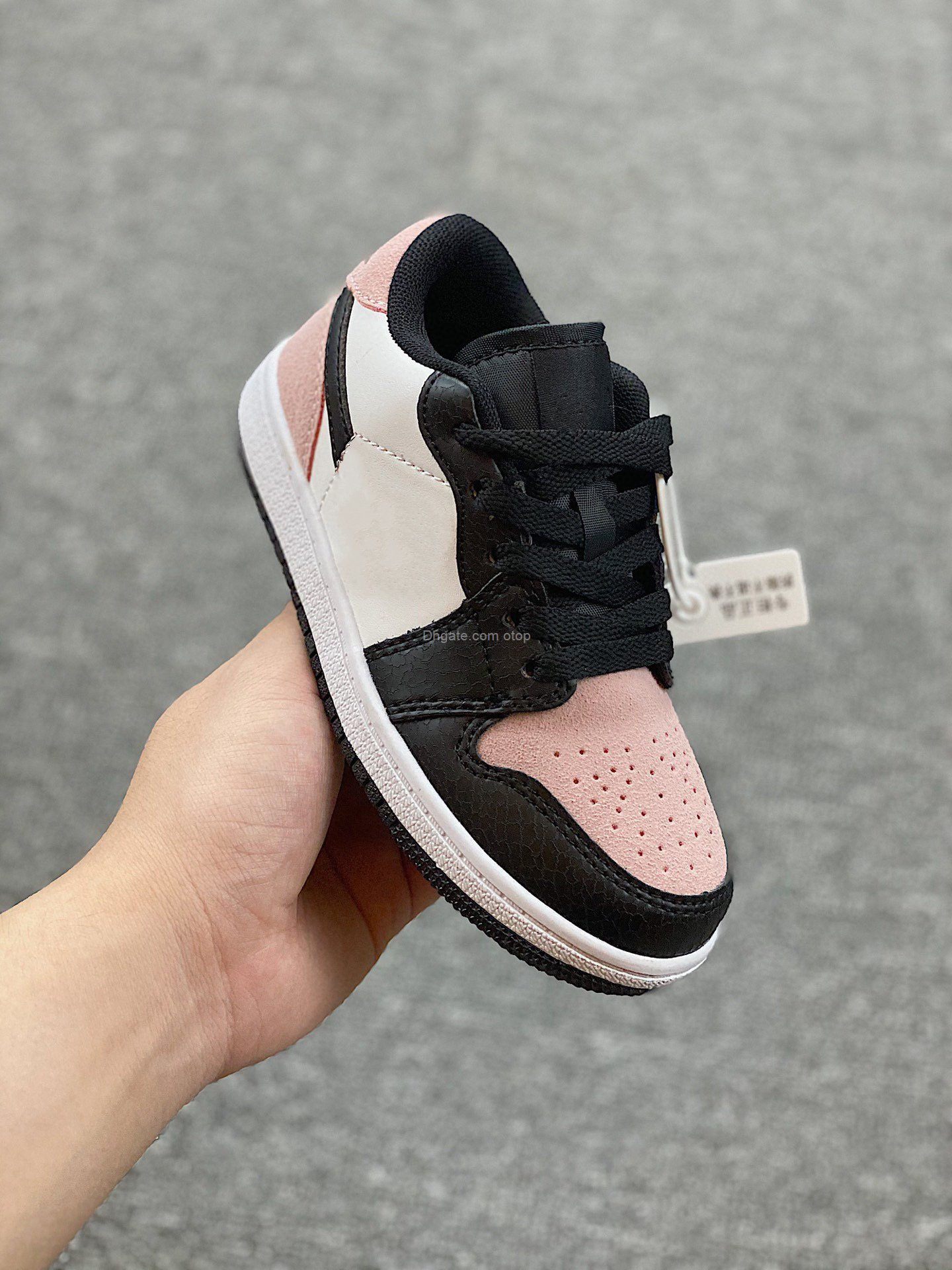 2022 New 1 Low Retro OG Bleached Coral CZ0790-061 Children's Basketball Shoes Black Pink Sneakers US Size 7.5C-5Y EUB Size 24-37 SNY4
2022 New 1 Low Retro OG Bleached Coral CZ0790-061 Children's Basketball Shoes Black Pink Sneakers US Size 7.5C-5Y EUB Size 24-37 SNY4