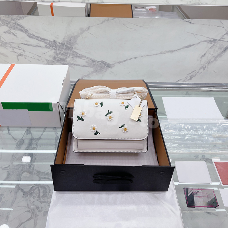 2022 New Designer Messenger Bag Womens Fashion Chain Handbag White Daisy Organ Bag Delicate and Elegant
2022 New Designer Messenger Bag Womens Fashion Chain Handbag White Daisy Organ Bag Delicate and Elegant