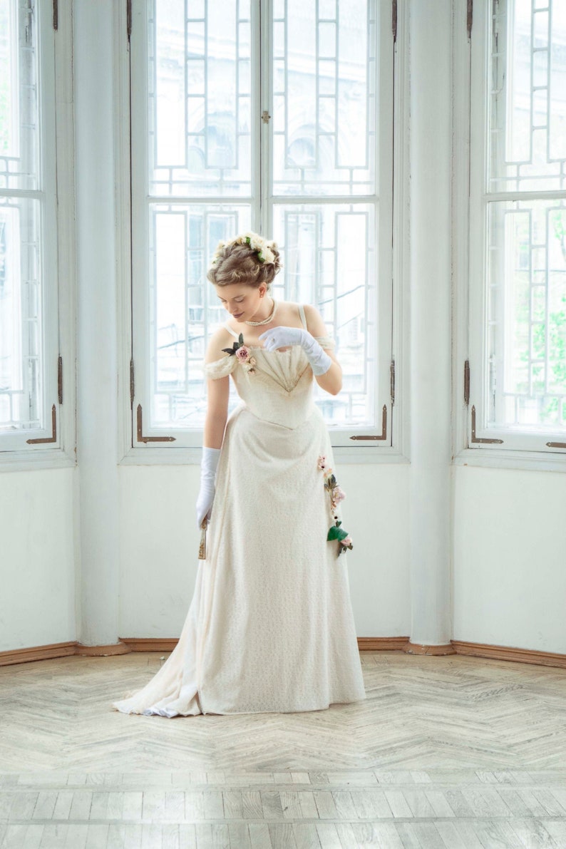 Vintage Victorian Lace Wedding Dress Dark Ivory Off the Shoulder Long Bridal Gowns Royal Princess Wedding Dresses Bride Formal Reception Gown 2022