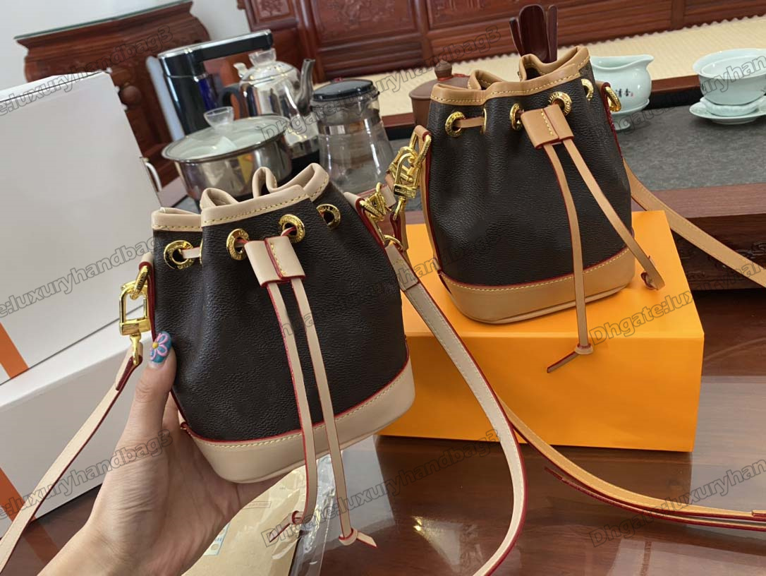 NANO Noe BB M81266 Designers Super Mini Bucket Bag Noe Neo Drawstring Handle Bag Brown Monograms Canvas Womens Luxurys Deisgner Handbag Ladies Cute CrossBody
NANO Noe BB M81266 Designers Super Mini Bucket Bag Noe Neo Drawstring Handle Bag Brown Monograms Canvas Womens Luxurys Deisgner Handbag Ladies Cute CrossBody