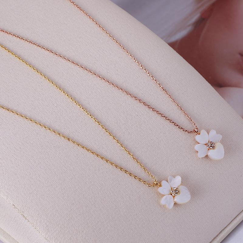 Chains European And American Trend Jewelry Wholesale Gentle Mother Shell Love Flower Shape NecklaceChains
Chains European And American Trend Jewelry Wholesale Gentle Mother Shell Love Flower Shape NecklaceChains