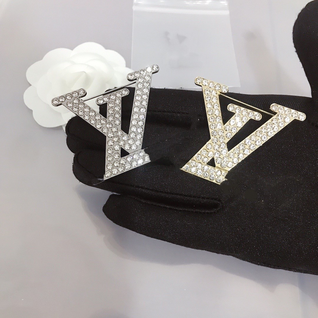 European and Korean wild letter brooch personality creative rhinestone fashion high-end accessories unisex fast delivery
European and Korean wild letter brooch personality creative rhinestone fashion high-end accessories unisex fast delivery