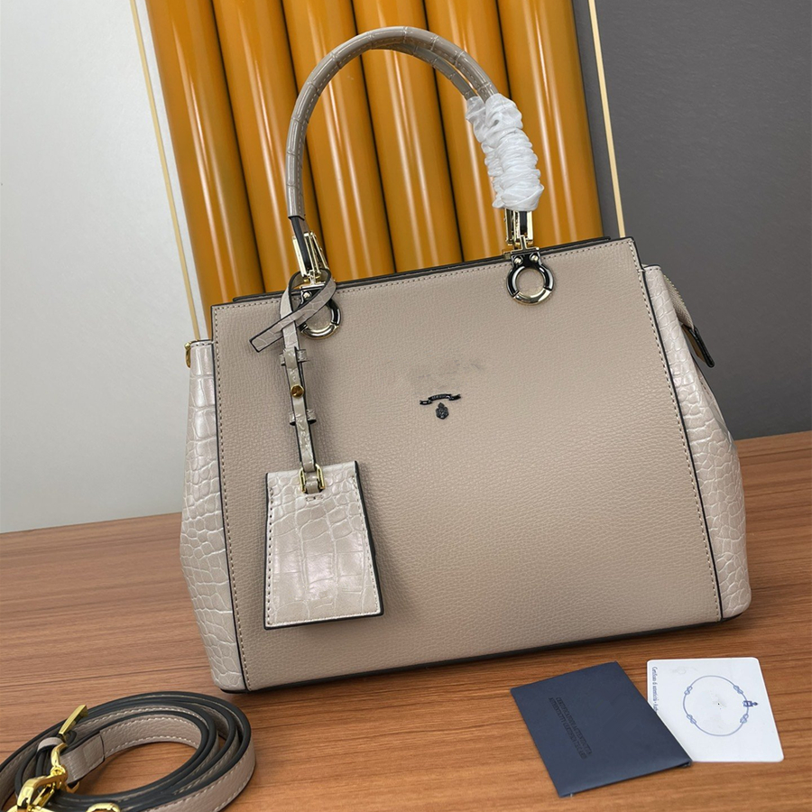 Designer handbags purse totes Saffiano Leather cowhide with crocodile pattern Metal hardware women fashion Shoulder bags CrossBody bag, Don't pay it
Designer handbags purse totes Saffiano Leather cowhide with crocodile pattern Metal hardware women fashion Shoulder bags CrossBody bag, Don't pay it