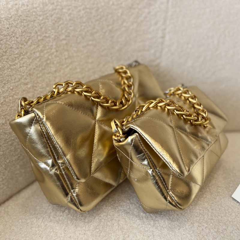 Womens Flap Crossbody Designer Bags Golden Sheepskin Classic Handbags Gold-Tone Metal Thick Handheld Chains Mini Totes Bags Shoulder Bag Handbag For Women 23/26CM ZH
Womens Flap Crossbody Designer Bags Golden Sheepskin Classic Handbags Gold-Tone Metal Thick Handheld Chains Mini Totes Bags Shoulder Bag Handbag For Women 23/26CM ZH