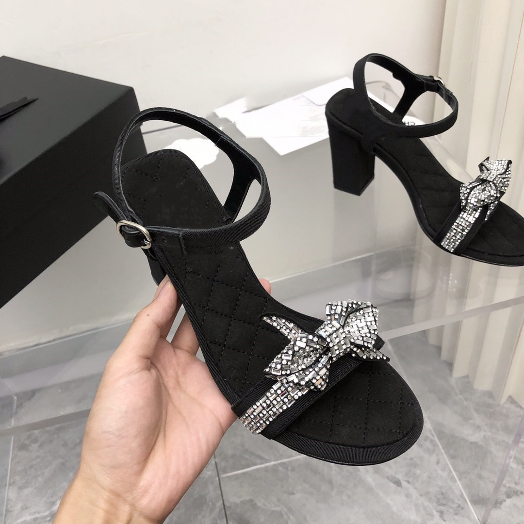 Sandals Designers Slides sandals Designer Sandal Foam Runners Woman brand logo diamond ankle bling drill bow chucky high heel comfort Italy orginal bottom size 34-41, Black
Sandals Designers Slides sandals Designer Sandal Foam Runners Woman brand logo diamond ankle bling drill bow chucky high heel comfort Italy orginal bottom size 34-41, Black