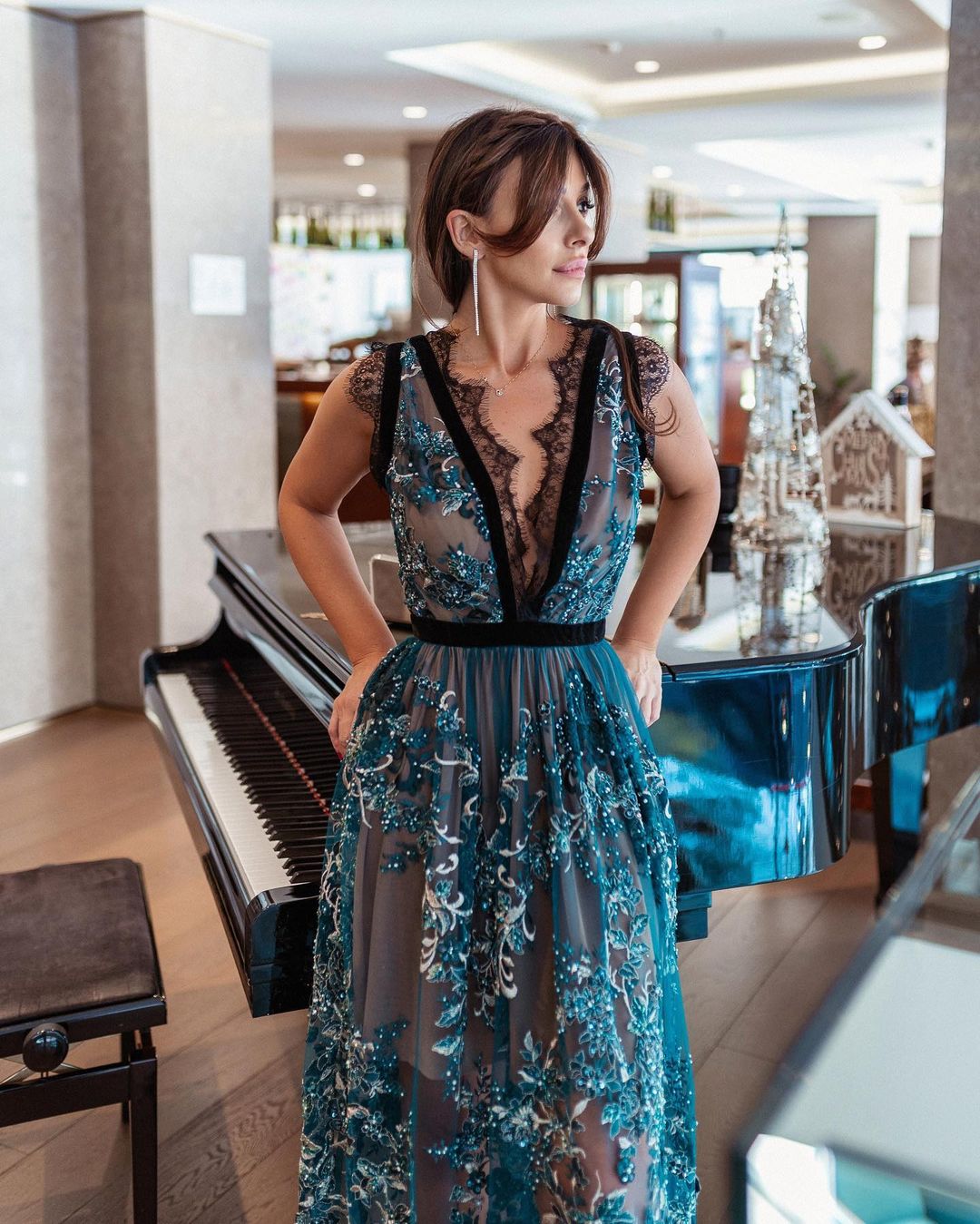 Hunter Elegant Evening Dresses Applique Lace Custom Made Sleeveless Perspective V-Neck Party Prom Dress Robe de mariée