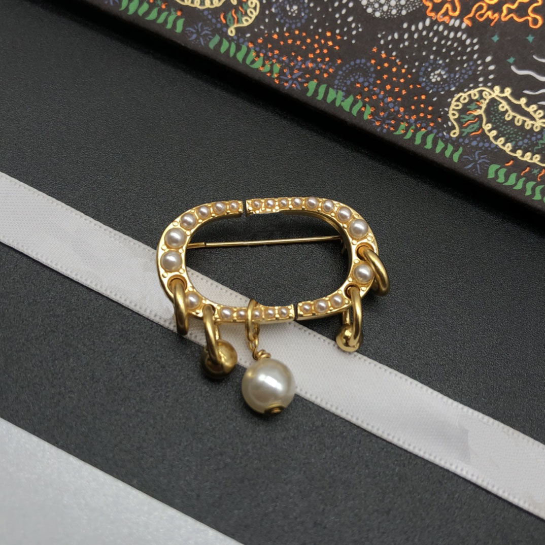 Newest Women Designer Brooch Fashion Ladies Famous Letter Pearl Luxury Couples Individuality Brooches Suit Pin Jewelry Accessories
Newest Women Designer Brooch Fashion Ladies Famous Letter Pearl Luxury Couples Individuality Brooches Suit Pin Jewelry Accessories