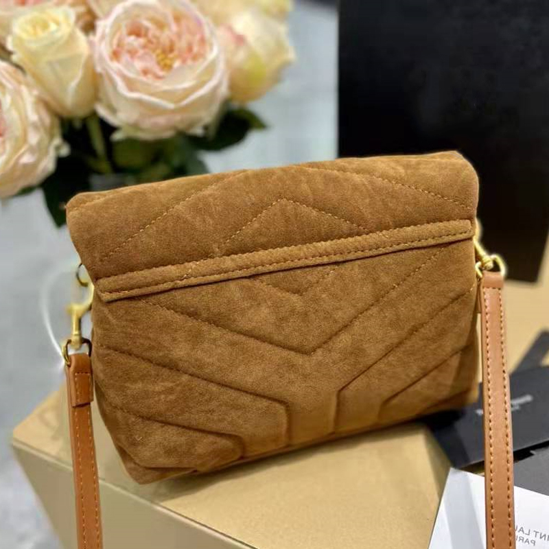 Luxury designer brand loulou bag chain gold grinding sandy nubuck leather female crossbody inclined shoulder bags, Brown gold chain.
Luxury designer brand loulou bag chain gold grinding sandy nubuck leather female crossbody inclined shoulder bags, Brown gold chain.