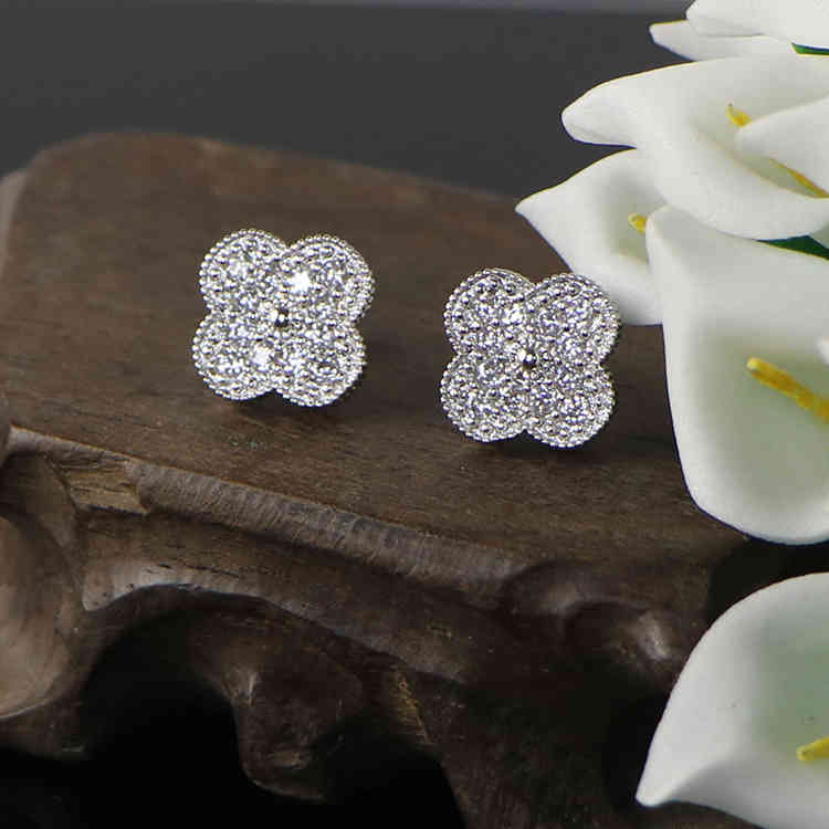 Fashion Clover Simple and Versatile Anti Allergy Earrings Female 925 Silver Needle Temperament Full Diamond Earrings Personalized
Fashion Clover Simple and Versatile Anti Allergy Earrings Female 925 Silver Needle Temperament Full Diamond Earrings Personalized
