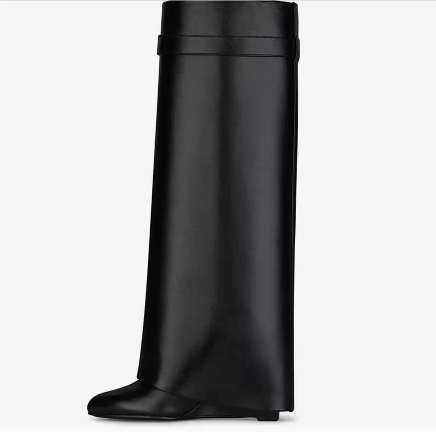 2022ss shark lock Knee boots leather silver and gold finish asymmetrical metal padlock clad wedge almond shaped toe heel height 9cm, Khaki
2022ss shark lock Knee boots leather silver and gold finish asymmetrical metal padlock clad wedge almond shaped toe heel height 9cm, Khaki