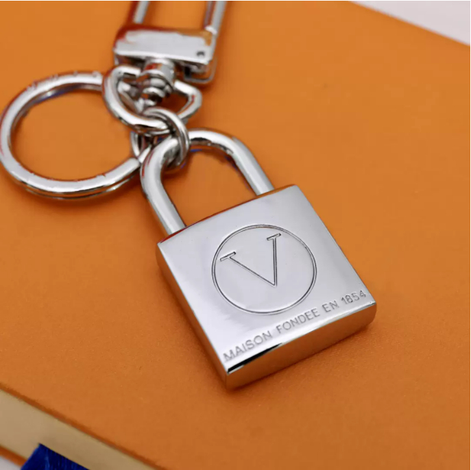 Fashion Keychain Luxury Designer Silver Gold Metal Key Buckle Classic Letter Lock Pendant High Quality Keychains Bag Keys Ornaments
Fashion Keychain Luxury Designer Silver Gold Metal Key Buckle Classic Letter Lock Pendant High Quality Keychains Bag Keys Ornaments