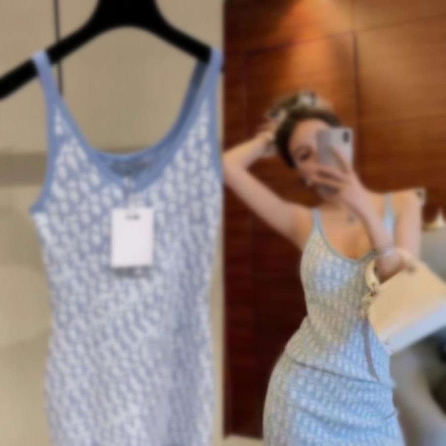 2022 French romantic V collar D letter knitted strap dress female summer famous lady temperament reducing age skirt, Black
2022 French romantic V collar D letter knitted strap dress female summer famous lady temperament reducing age skirt, Black
