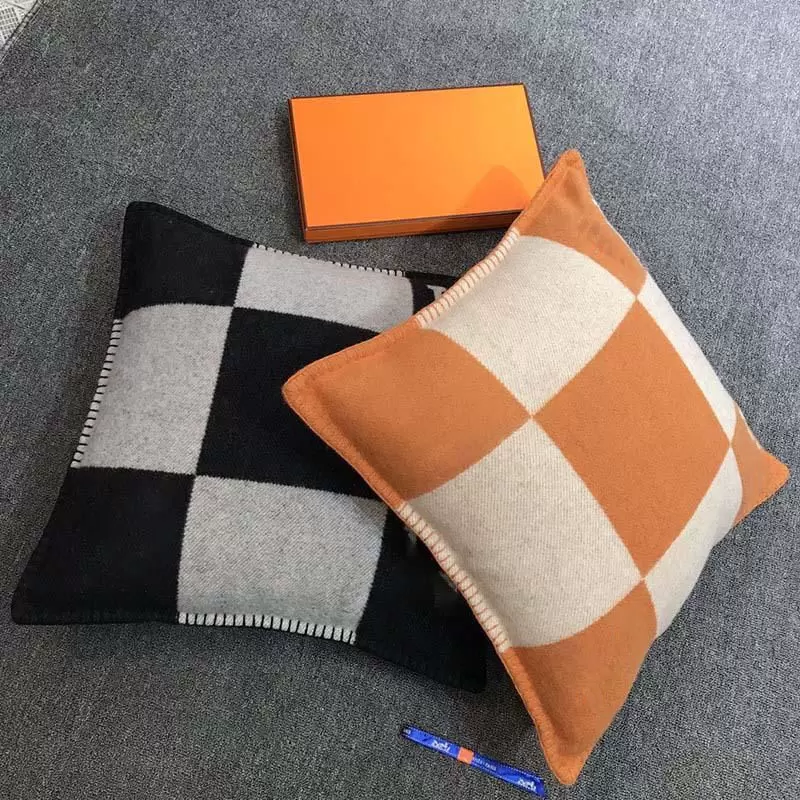 Designer Pillows Decorative Throw Pillow Luxury Fashion Vintage Fleece Pillowcase Cover Case Covers Wool Pillowcases Sofa Home 65x65CM, Without pillow core
Designer Pillows Decorative Throw Pillow Luxury Fashion Vintage Fleece Pillowcase Cover Case Covers Wool Pillowcases Sofa Home 65x65CM, Without pillow core