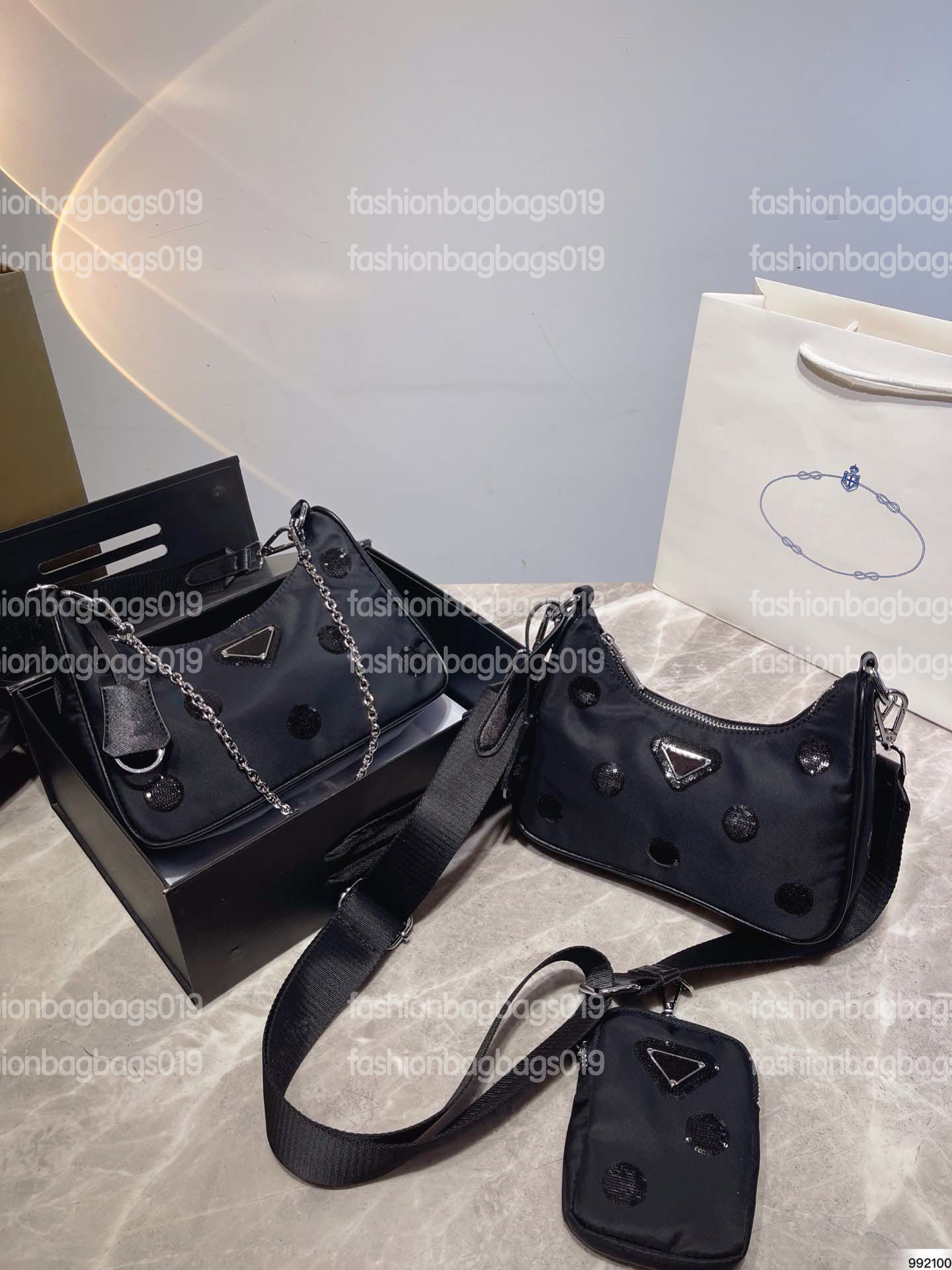 Re-Edition 2005 Shoulder Bag Designer 2pc Nylon Bags Re-Nylon Polka-dot Crossbody Womens Luxury Triangle Logo Handbag With Purse Wallet
Re-Edition 2005 Shoulder Bag Designer 2pc Nylon Bags Re-Nylon Polka-dot Crossbody Womens Luxury Triangle Logo Handbag With Purse Wallet