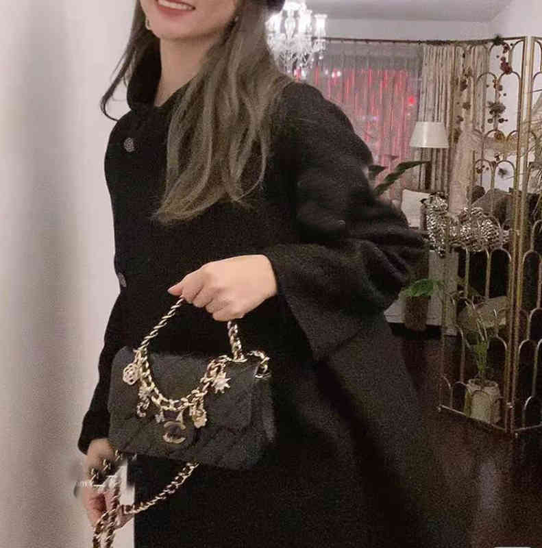 Designer Channel Bag Tote Handbag Man Woman Black New Chaogang Small Fragrance Badge Lingge Chain Versatile Style Messenger Shoulder Bag, 1111
Designer Channel Bag Tote Handbag Man Woman Black New Chaogang Small Fragrance Badge Lingge Chain Versatile Style Messenger Shoulder Bag, 1111