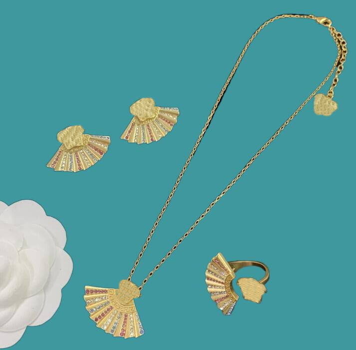 Fashion Basilisk Medusa card women Necklace Bangle Stud Earring sets Brass 18K gold plated ladies fan skirt diamonds Designer Jewelry VE10099, Golden
Fashion Basilisk Medusa card women Necklace Bangle Stud Earring sets Brass 18K gold plated ladies fan skirt diamonds Designer Jewelry VE10099, Golden