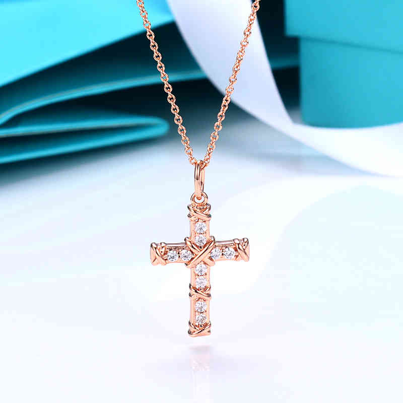 TIF Original Cross Diamond Pendant Necklace S925 Sterling Silver Wimen Necklace Light Luxury Design Necklace High-end Valentine's Day Birthday Gift
TIF Original Cross Diamond Pendant Necklace S925 Sterling Silver Wimen Necklace Light Luxury Design Necklace High-end Valentine's Day Birthday Gift