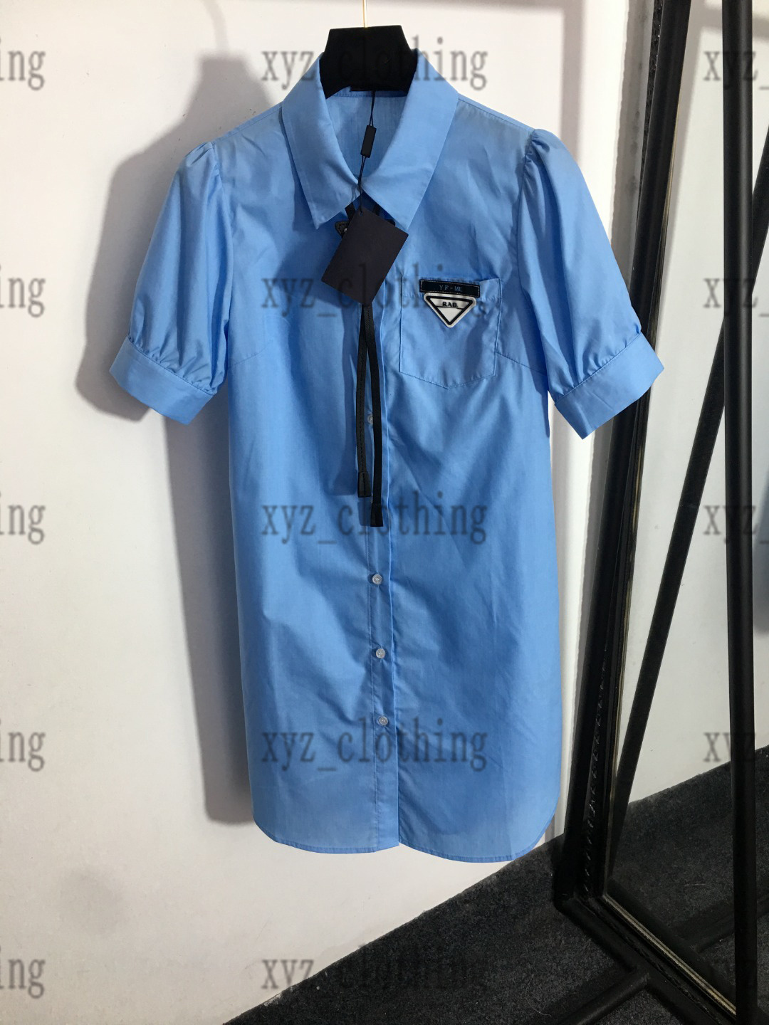 BLUE COLOR womens dress Pra New Letter Triangle Logo Tie Decoration Chest Pocket Short Sleeve Cotton Shirt Dress high-end women dresses newly designer sports skirt, 01
BLUE COLOR womens dress Pra New Letter Triangle Logo Tie Decoration Chest Pocket Short Sleeve Cotton Shirt Dress high-end women dresses newly designer sports skirt, 01