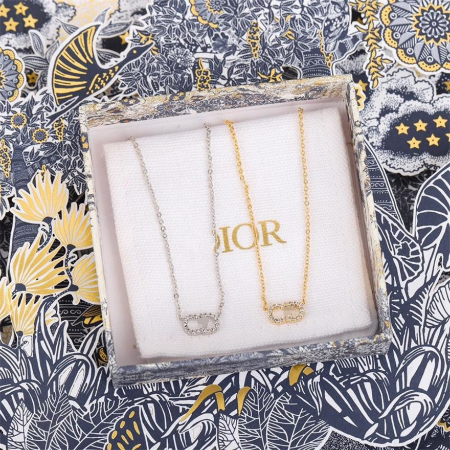 2022 New Designer Jewelry classic Necklace family diamond inlaid English clavicle simple net red neck chainnew jewellery
2022 New Designer Jewelry classic Necklace family diamond inlaid English clavicle simple net red neck chainnew jewellery