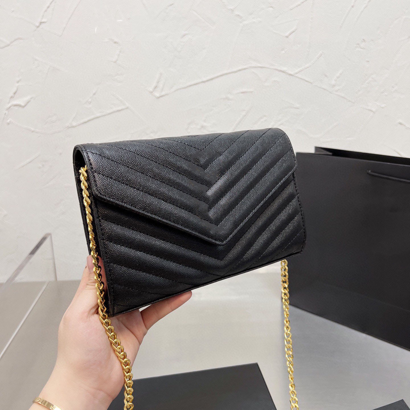 2022 Handbag Ladies Luxury Designer Chain Envelope Bag 5 Handbag Leather Material Fashion Shoulder Bag Wallet Size, Black with black chain
2022 Handbag Ladies Luxury Designer Chain Envelope Bag 5 Handbag Leather Material Fashion Shoulder Bag Wallet Size, Black with black chain