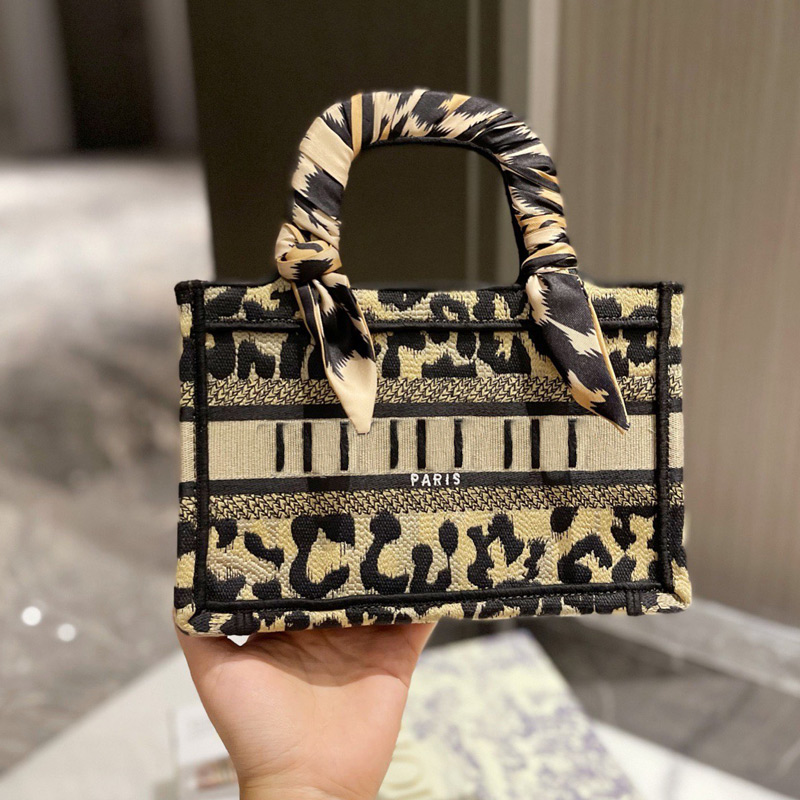 Embroidery Mini Totes 2022 Designer Luxurys Designers Bag Fashion Tote Book Canvas Woman Wholesale Bags Embroidered Flowers Wallet, A box
Embroidery Mini Totes 2022 Designer Luxurys Designers Bag Fashion Tote Book Canvas Woman Wholesale Bags Embroidered Flowers Wallet, A box