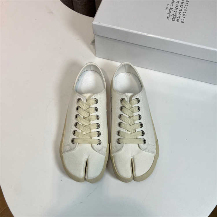 2022Designer Casual Shoes Majira Split Toe Sneakers Mm6 Canvas Shoe For Men And Women Lovers Tabi Pig Feet Shoes - LF, Black
2022Designer Casual Shoes Majira Split Toe Sneakers Mm6 Canvas Shoe For Men And Women Lovers Tabi Pig Feet Shoes - LF, Black