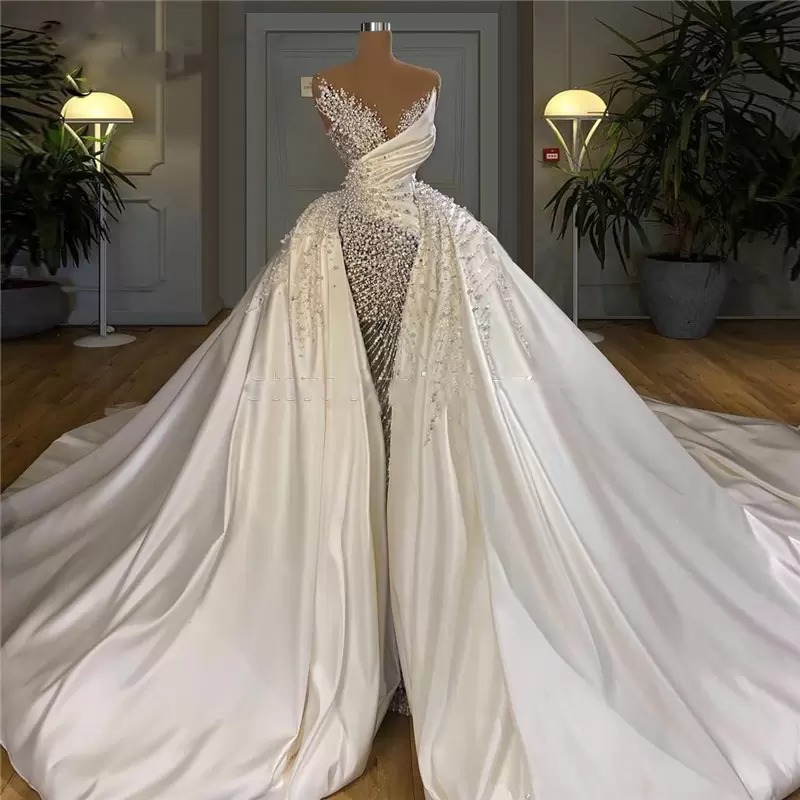 Pearls Ball Gown Wedding Dresses Shiny Sequins Appliques V Neck Lace Up Sequins Satin Long Sleeve Backless Floor Length Train Vintage Robes De Soiree