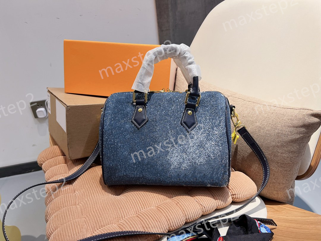 Navy Blue Denim Jacquard Speedy Bandouliere 25 Shoulder Bag Luxurys designer Handle Bag designers Cross Body Womens Handbags Purses 25cm
Navy Blue Denim Jacquard Speedy Bandouliere 25 Shoulder Bag Luxurys designer Handle Bag designers Cross Body Womens Handbags Purses 25cm