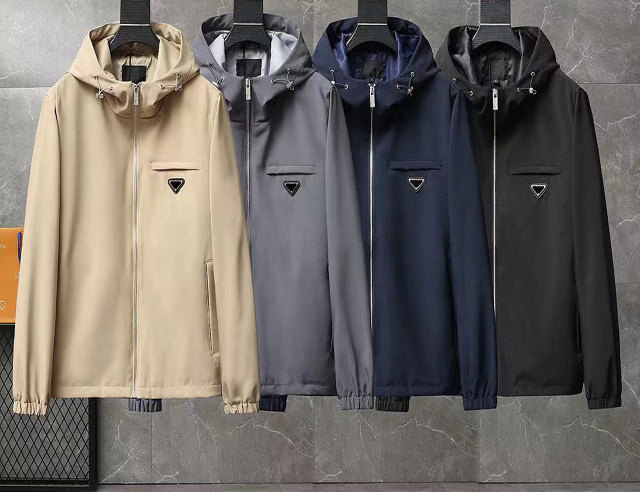 Designer Mens Coats Pradas Jacket Waterproof Jackets Hoodies Epaulet Autumn Outwear Windbreaker Zipper Hoodie Clothes Parka Coat Men Parkas Plus -2xl
Designer Mens Coats Pradas Jacket Waterproof Jackets Hoodies Epaulet Autumn Outwear Windbreaker Zipper Hoodie Clothes Parka Coat Men Parkas Plus -2xl