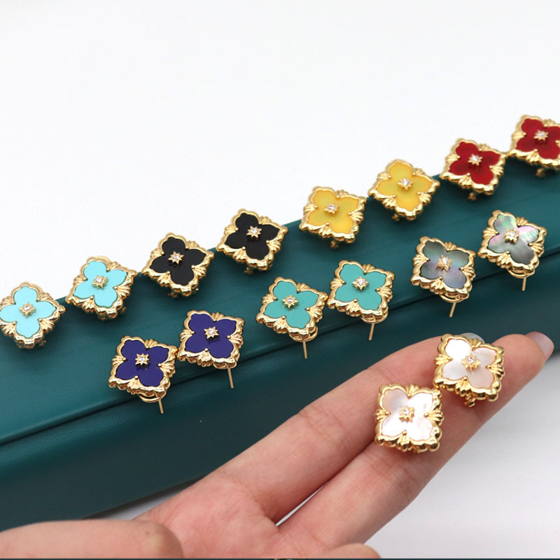 Italy Luxury Clover Designer Stud Earrings for Women Retro Vintage Simple 18K Gold Shell Clip On Ear Rings Earring Earings Party Jewelry
Italy Luxury Clover Designer Stud Earrings for Women Retro Vintage Simple 18K Gold Shell Clip On Ear Rings Earring Earings Party Jewelry