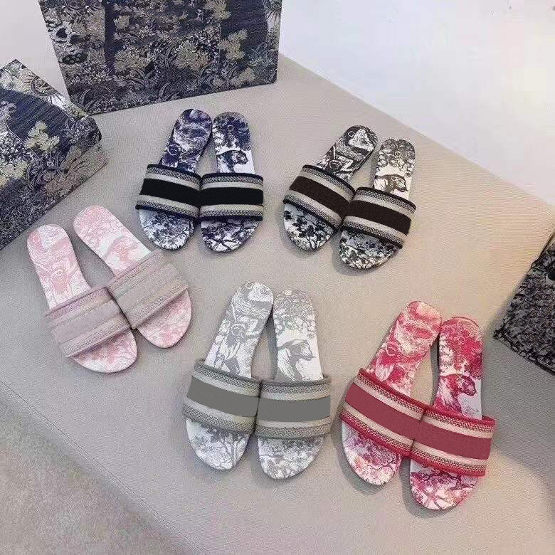 2021 Women luxury Designer Sandals Slippers Leather Summer Flat Slipper Embroidery fashion beach woman Big head Rainbow letters 35-42 With Box, 19
2021 Women luxury Designer Sandals Slippers Leather Summer Flat Slipper Embroidery fashion beach woman Big head Rainbow letters 35-42 With Box, 19