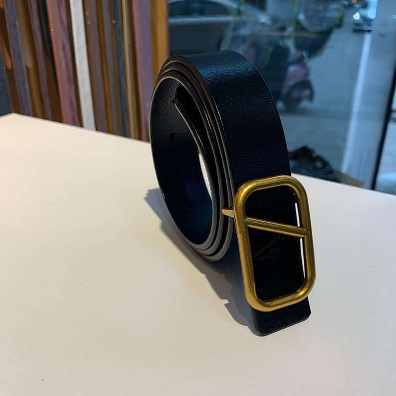 Luxury designer belt solid color Gold belts for women designers Classic letter Vintage Pin needle Buckle mens Beltss 7 colors Width 3 cm size 95-115 Formal fashion good, Width 3cm
Luxury designer belt solid color Gold belts for women designers Classic letter Vintage Pin needle Buckle mens Beltss 7 colors Width 3 cm size 95-115 Formal fashion good, Width 3cm