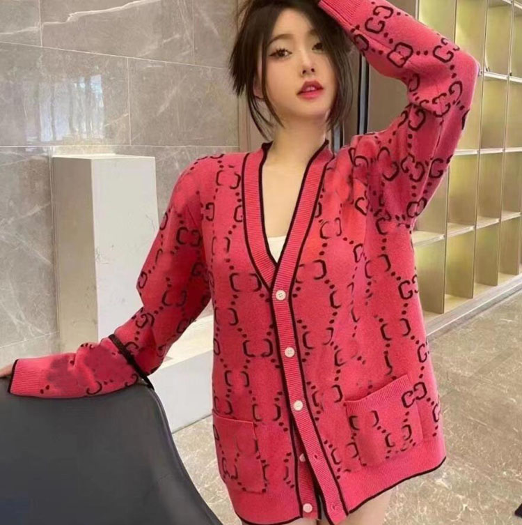 23ss Top Women Designers Clothes Sweater Small Sweet Wind Loose Coat With Pocket Cardigan Cashmere Letters Print High Quality Sweaters Streetwear Costume, Pink
23ss Top Women Designers Clothes Sweater Small Sweet Wind Loose Coat With Pocket Cardigan Cashmere Letters Print High Quality Sweaters Streetwear Costume, Pink
