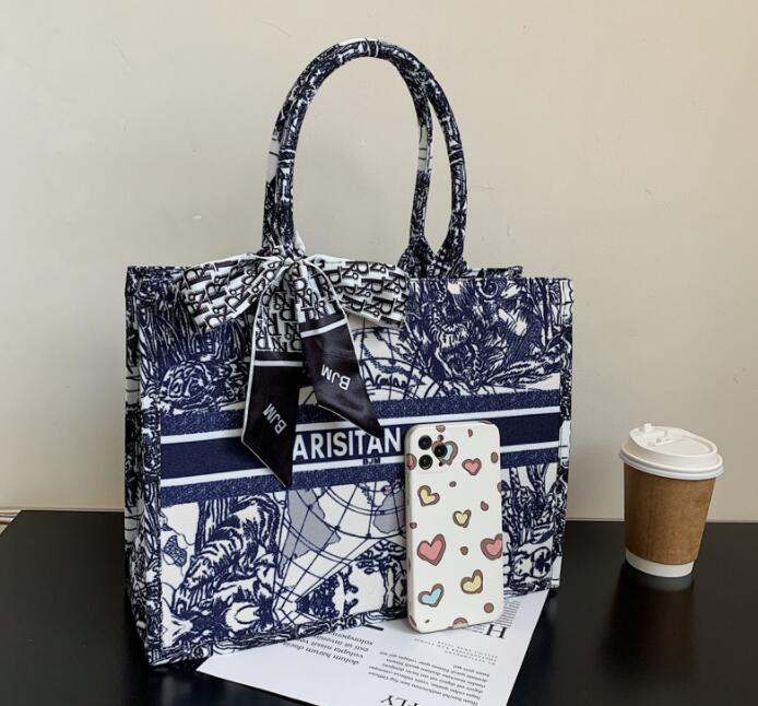 designer s Exotic silk scarf printed portable Tote Bag popular autumn and winter new commuter simple one shoulder bag 6568
designer s Exotic silk scarf printed portable Tote Bag popular autumn and winter new commuter simple one shoulder bag 6568