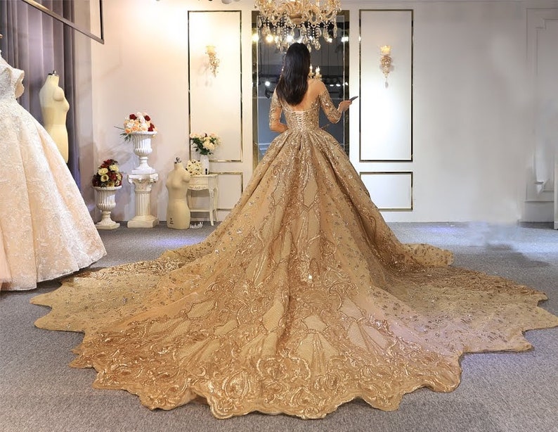 2022 Dubai Luxurious Golden Wedding Dress Princess Fairy Tale Bridal Ball Gown Long Royal Train Illusion Neck Vintage Glitter Sequins Bride Dresses Cu