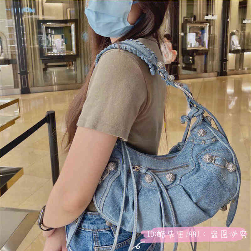 Italy bags Le cagole plus small denim shoulder bag women's messenger bag, As shown in figure
Italy bags Le cagole plus small denim shoulder bag women's messenger bag, As shown in figure