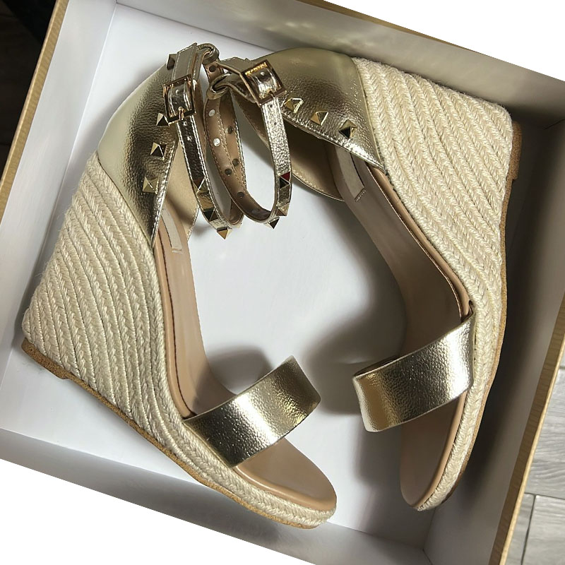 Luxury Designer shoes for women sandal Calfskin Leather Wedge Sandals lady wedding party dress high heel pumps summer style
Luxury Designer shoes for women sandal Calfskin Leather Wedge Sandals lady wedding party dress high heel pumps summer style