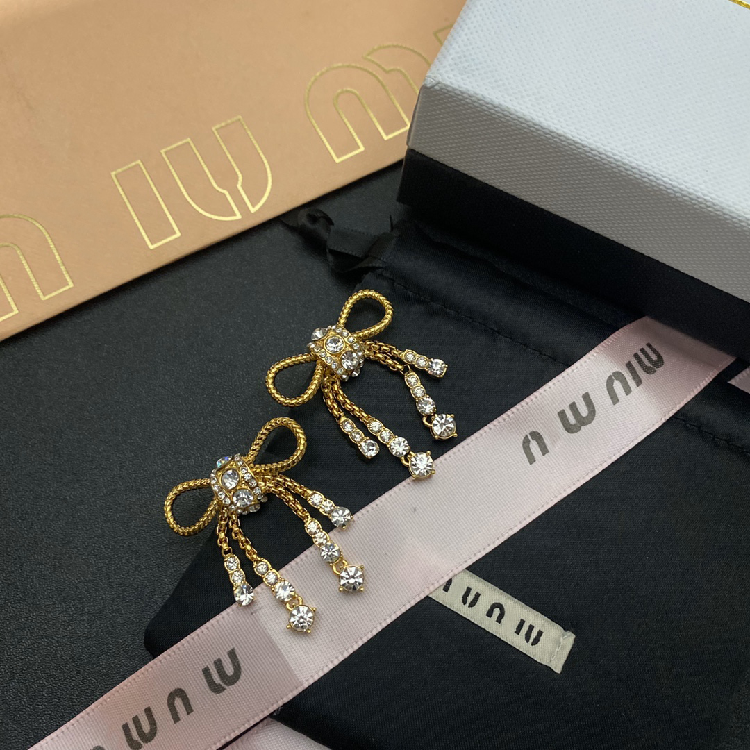 18K Gold Plated Copper Design Classic High Quality M-Letter Stud Earrings Dangle Drop Crystal Rhinestone Wedding Party Jewelry Accessories A815
18K Gold Plated Copper Design Classic High Quality M-Letter Stud Earrings Dangle Drop Crystal Rhinestone Wedding Party Jewelry Accessories A815