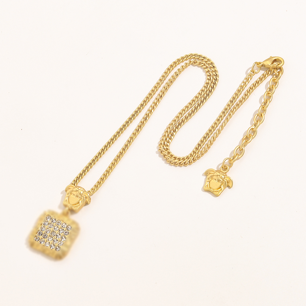 Fashion Women 18K Gold Plated Stainless Steel Necklace Designer Necklaces Choker Letter Pendant Chain Crystal Wedding Jewelry Gift ZG1561
Fashion Women 18K Gold Plated Stainless Steel Necklace Designer Necklaces Choker Letter Pendant Chain Crystal Wedding Jewelry Gift ZG1561