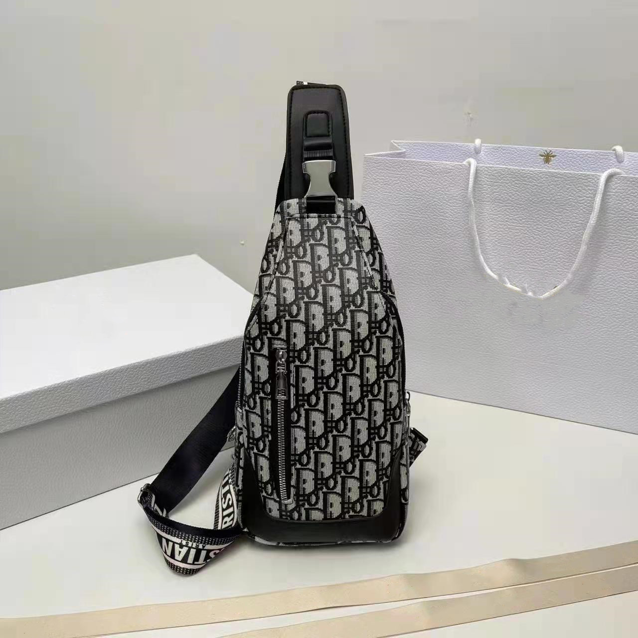 letter print Women's Waist Bags Men's Crossbody Casual Sporty Shoulder Bag Male Chest Pack Messenger Fashion Handbag leather N2441 size 16*32*4cm
letter print Women's Waist Bags Men's Crossbody Casual Sporty Shoulder Bag Male Chest Pack Messenger Fashion Handbag leather N2441 size 16*32*4cm